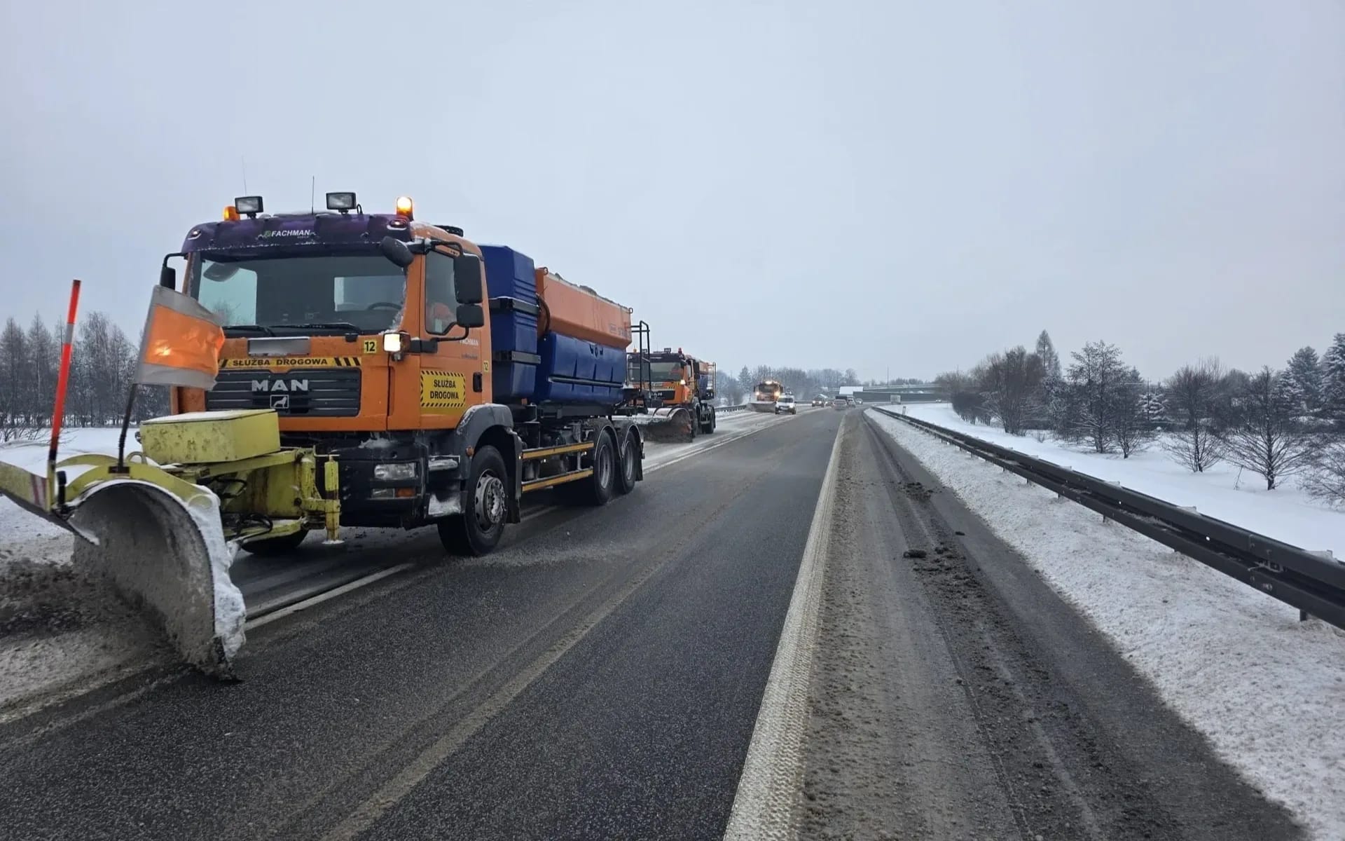 Pług odśnieżający drogę podczas surowej zimy